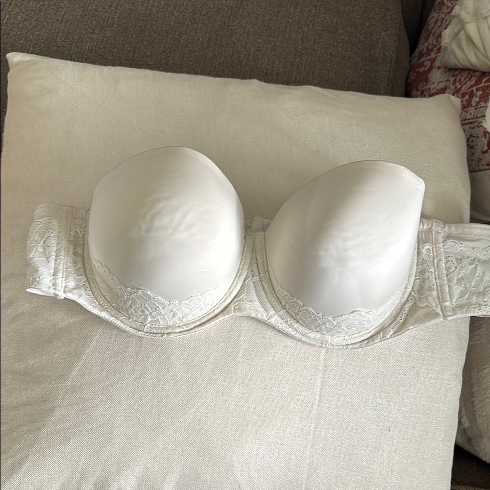 Elegant White Lace Strapless Bra